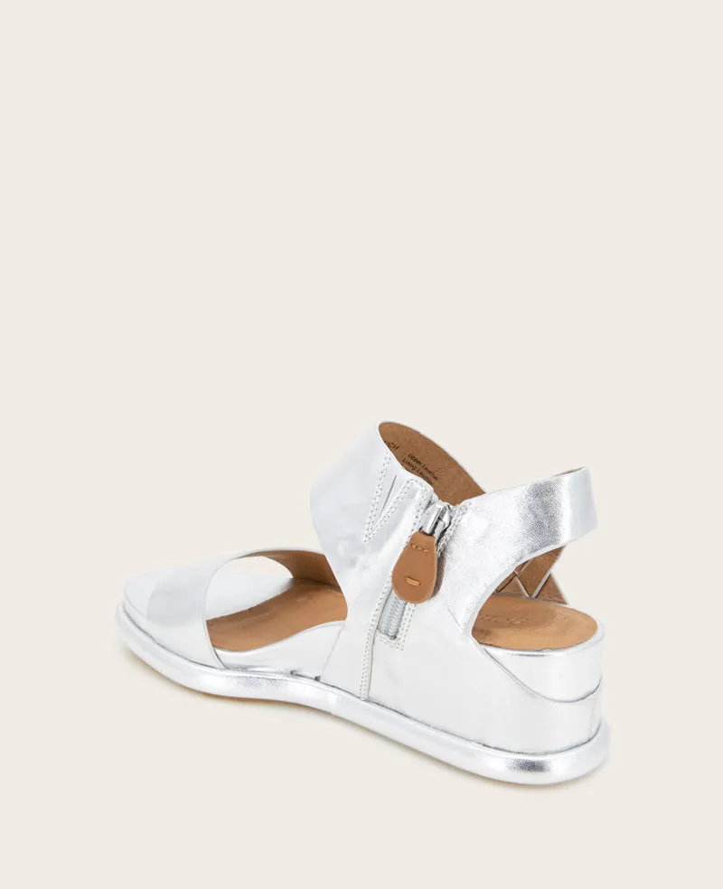 GENTLE SOULS - Jolisa Metallic Woven Detail Wedge