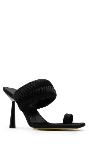 Toe Ring Sandals In Black