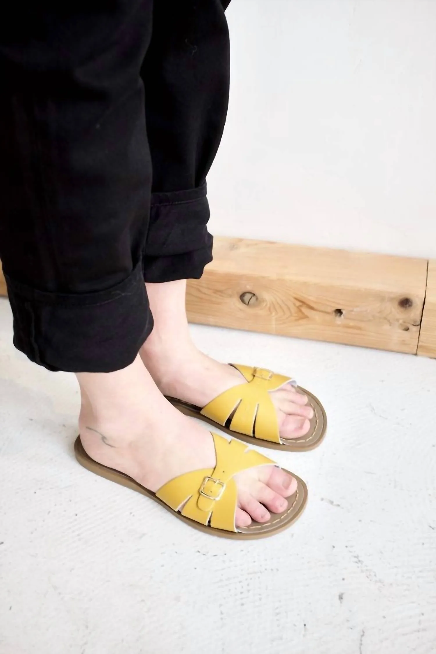 Women's Classic Slides Sandal In Mustard